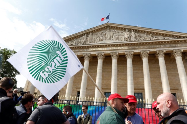 Τρακτέρ στους δρόμους του Παρισιού: Διαμαρτυρία για νόμο που ωφελεί τις μεγάλες αγροτικές βιομηχανίες σε βάρος των αγροτών