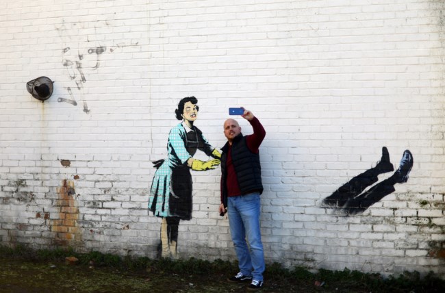 Banksy: Γροθιά στο στομάχι το νέο του σκίτσο για την ενδοοικογενειακή βία και την ημέρα του Αγίου Βαλεντίνου [Εικόνες]
