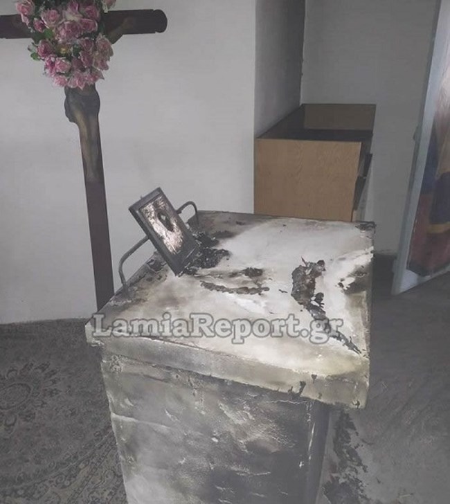 Λαμία: Ιερόσυλοι έκλεψαν το παγκάρι και έβαλαν φωτιά στο ιερό