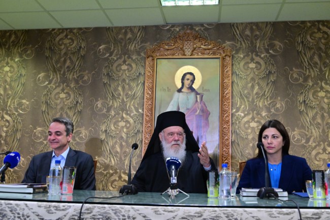 Ο Κυριάκος Μητσοτάκης και ο Αρχιεπίσκοπος Ιερώνυμος στο Οικοτροφείο της Αποστολικής Διακονίας