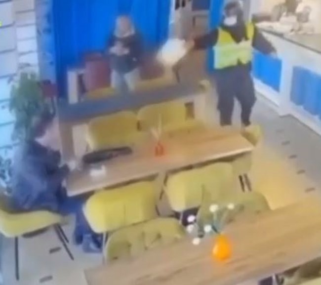 Βίντεο ντοκουμέντο: Εν ψυχρώ εκτέλεση επιχειρηματία από "ντελιβερά" σε καφετέρια στην Αλβανία - Σκληρές εικόνες