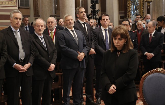 Τραγωδία στα Τέμπη: Μνημόσυνο σε όλους τους ναούς της χώρας για τα θύματα - Στη Μητρόπολη Μητσοτάκης και Σακελλαροπούλου