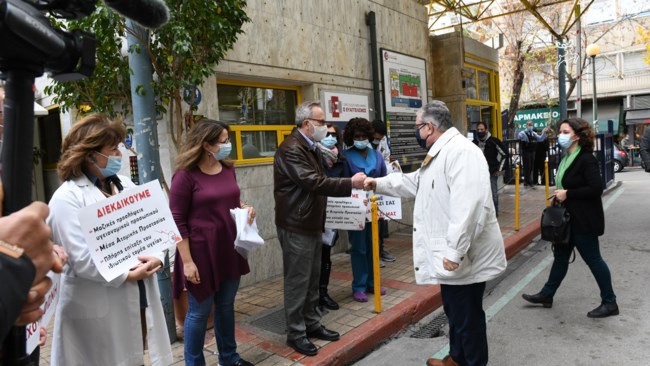 Στον Ευαγγελισμό εμβολιάστηκε ο Κουτσούμπας: Αναγκαιότητα ο μαζικός εμβολιασμός του πληθυσμού