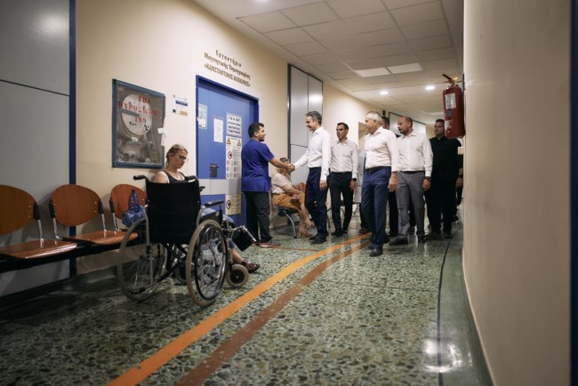 Επίσκεψη Μητσοτάκη στο ΚΑΤ: Τι του είπε γιατρός που επέστρεψε από την Αγγλία