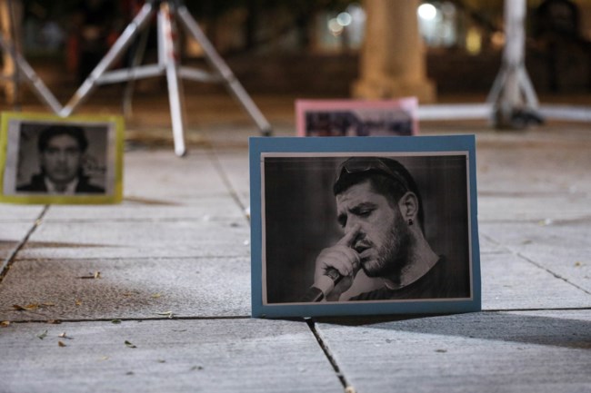 Χρυσή Αυγή: Με ένα κερί στο χέρι για τα θύματα της ναζιστικής οργάνωσης [εικόνες]