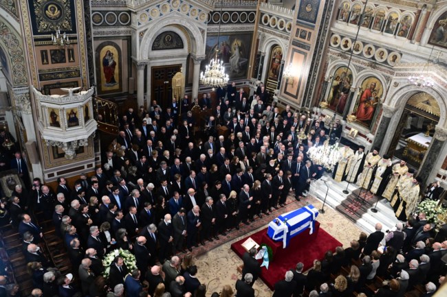 Συγκινημένη στην κηδεία του Κώστα Σημίτη η Γιάννα Αγγελοπούλου: Το πένθιμο look της στη Μητρόπολη