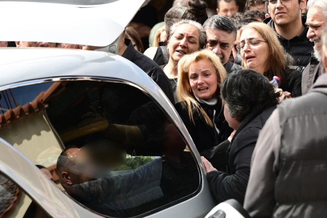 "Το παιδάκι μου...": Ο σπαραγμός της μάνας στην κηδεία της 28χρονης Κυριακής - Ντυμένη με νυφικό και λευκό στεφάνι