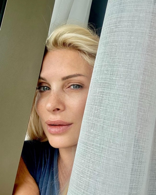 Ελένη Μενεγάκη: Δείχνει τις φακίδες στο πρόσωπό της και αποθεώνεται από τους followers της