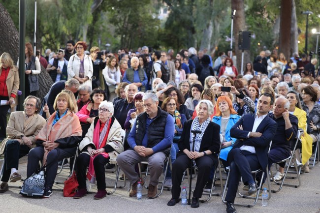 Έφη Παπαθεοδώρου: Η "Θεοπούλα" στηρίζει Νέα Αριστερά