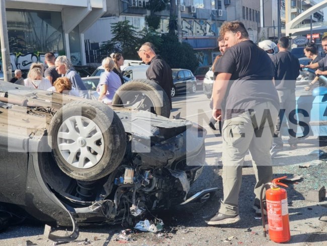 Σοβαρό τροχαίο στη Μεσογείων με δύο τραυματίες: Τούμπαρε όχημα - Άνοιξε το ρεύμα ανόδου [εικόνες]