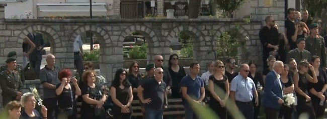 Με την ελληνική σημαία το φέρετρο του 27χρονου που σκοτώθηκε στη Λιβύη - Απαρηγόρητη η μητέρα του στην κηδεία