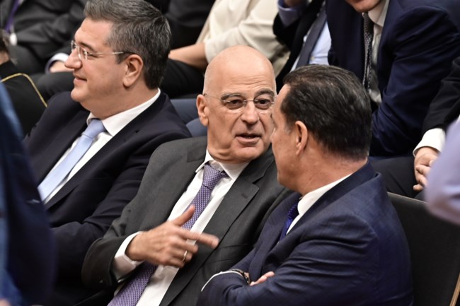 Δένδιας και Γεωργιάδης πλάι πλάι στην εκδήλωση για το βιβλίο του Στυλιανίδη - Κουβέντα και γέλια μετά τις αιχμές