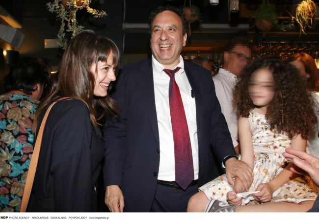 Αλεξάνδρα Κατσαρού-Χρήστος Χωμενίδης με την κόρη τους Νίκη