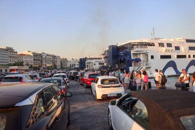 Μαζική η έξοδος του Δεκαπενταύγουστου: Kίνηση στις εθνικές οδούς, δεν πέφτει καρφίτσα στα πλοία - Πού υπάρχουν προβλήματα