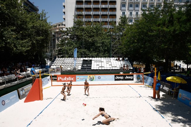 Γήπεδο του beach volley το Σύνταγμα: Έριξαν άμμο, οι αθλήτριες έβαλαν τα μαγιό και έκλεψαν την παράσταση