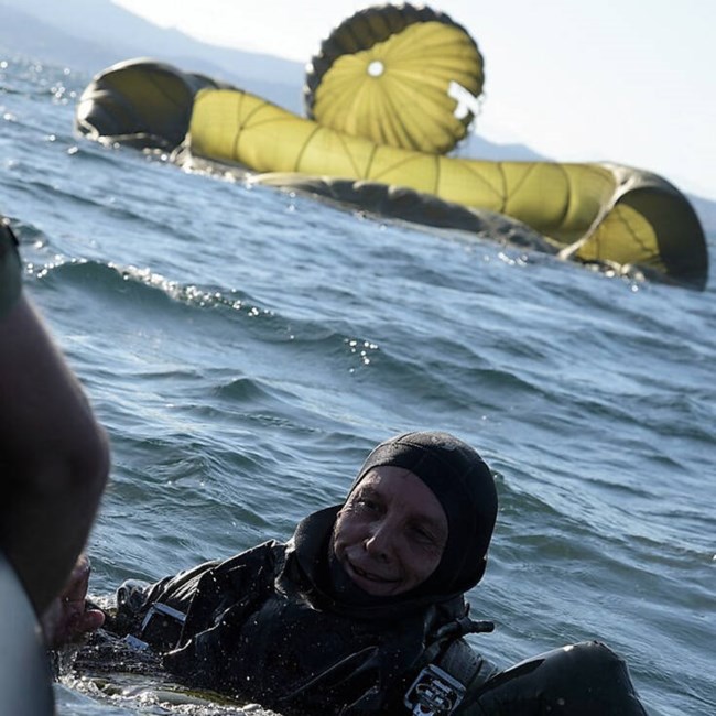 Εντυπωσιακό: Το άλμα με αλεξίπτωτο που έκανε ο Αρχηγός ΓΕΕΘΑ στη Νέα Πέραμο Αττικής  [εικόνες - βίντεο]