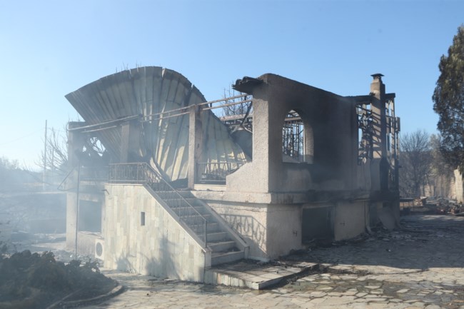 Η επόμενη μέρα στην Παλαιά Φώκαια: Καμένα σπίτια και ζημιές σε περιουσίες - Χωρίς ενεργό μέτωπο η φωτιά