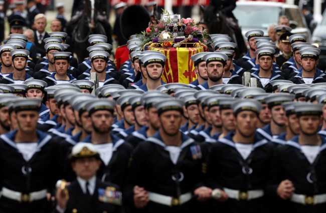 142 μέλη του Βασιλικού Ναυτικού συνοδεύουν το φέρετρο της Ελισάβετ - Ποιοι ακολουθούν