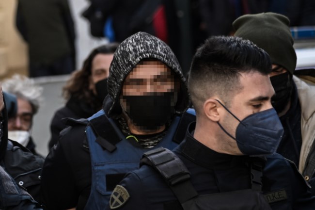 Ξυλοδαρμός στην Αργυρούπολη: Οι πρώτες εικόνες του 46χρονου νταή στον ανακριτή - Εκκληση για αίμα για την 40χρονη