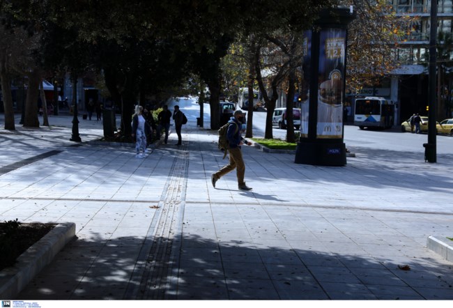 Πήγαν περίπατο και τα νέα μέτρα: Έρημο το κέντρο της Αθήνας, άδεια η Ερμού, γεμάτες οι παραλίες [εικόνες- βίντεο]