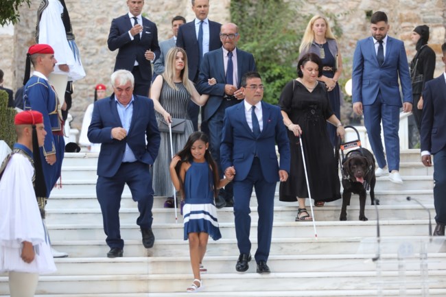 Προεδρικό Μέγαρο: Ο σκύλος που έκλεψε την παράσταση, στη δεξίωση για την αποκατάσταση της Δημοκρατίας