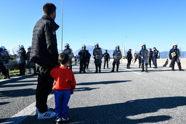 Aγρότες: Σήκωσαν τις μπάρες στο Αντίρριο, ένταση και χημικά από την ΕΛΑΣ στο Ρίο - Ολα τα μπλόκα