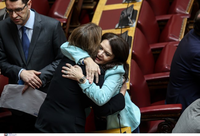 Αγκαλιές και φιλιά στη Βουλή