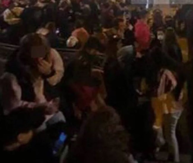 Απίστευτες εικόνες: "Βούλιαξαν" από κόσμο οι πλατείες - Συνωστισμός και κορονοπάρτι σε Κυψέλη, Εξάρχεια, Κολωνάκι, Ψυρρή