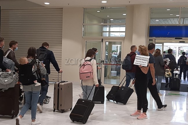 Χανιά: Εφτασαν οι πρώτοι τουρίστες, εμβολιασμένοι και τεσταρισμένοι [εικόνες - βίντεο]