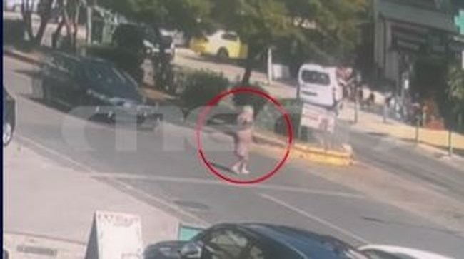 Η τρομακτική στιγμή που αυτοκίνητο εκτινάσσει ηλικιωμένη που διέσχιζε τον δρόμο στη Νίκαια - Σκληρές εικόνες