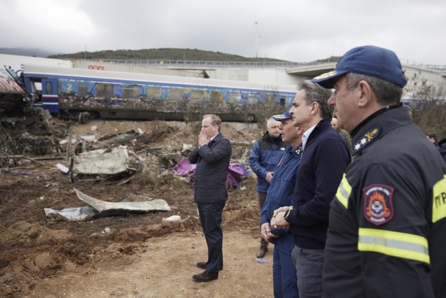 Καραμανλή σε απόγνωση στα Τέμπη