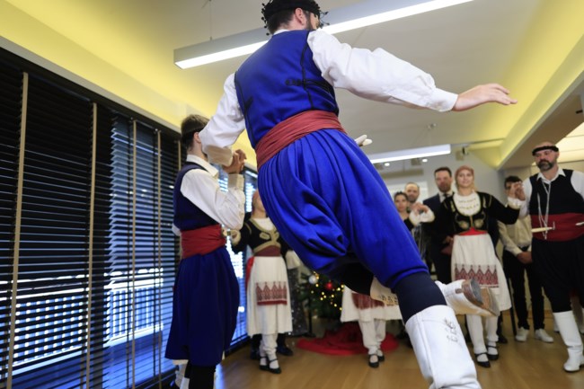 Τα "άκουσε" ο Στέφανος Κασσελάκης: Χριστουγεννιάτικα κάλαντα με ήχους κρητικής λύρας στην Κουμουνδούρου