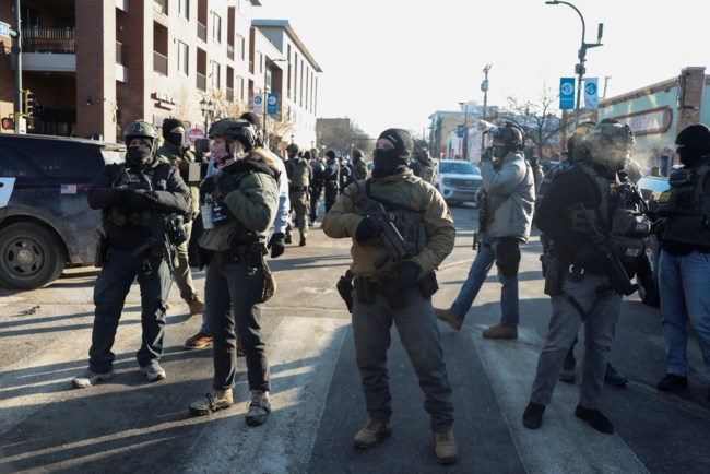 Βίντεο-σοκ από τη Μινεάπολη: Οι πράκτορες της ICE ρίχνουν στο έδαφος τον διαδηλωτή και τον πυροβολούν θανάσιμα