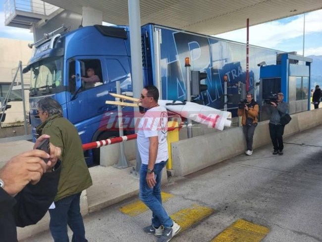 Με αναμμένες μηχανές στα τρακτέρ λίγο πριν το ραντεβού με Μητσοτάκη: Άνοιξαν τα διόδια στo Ρίο Αντίρριο - Νέα μπλόκα