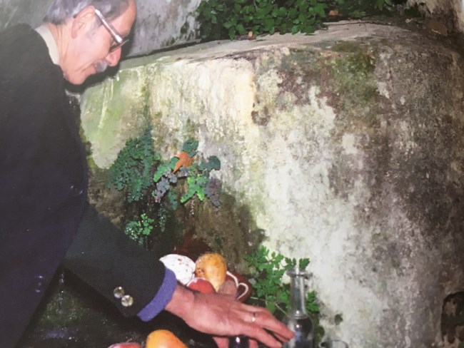 "Καλημέρα, βρύση, χρόνια πολλά": Το πρωτοχρονιάτικο έθιμο στην Κρήτη με το κέρασμα στη βρύση