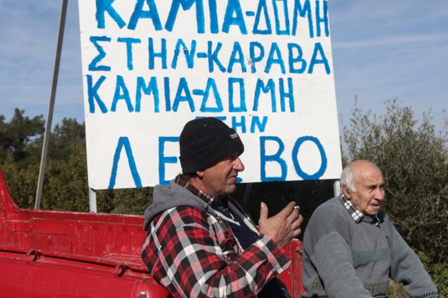 Μυτιλήνη: Mπλόκο νησιωτών στην περιοχή που θα γίνουν οι νέες δομές- Απέκλεισαν τους δρόμους με φορτηγά