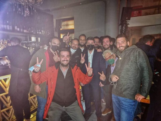 Νίκος Ανδρουλάκης: Στη... "γιάφκα" της Μαντζάρου γιόρτασε τη μεγάλη νίκη του - Με "Καλημέρα Ηλιε" και μαντινάδες [εικόνες]