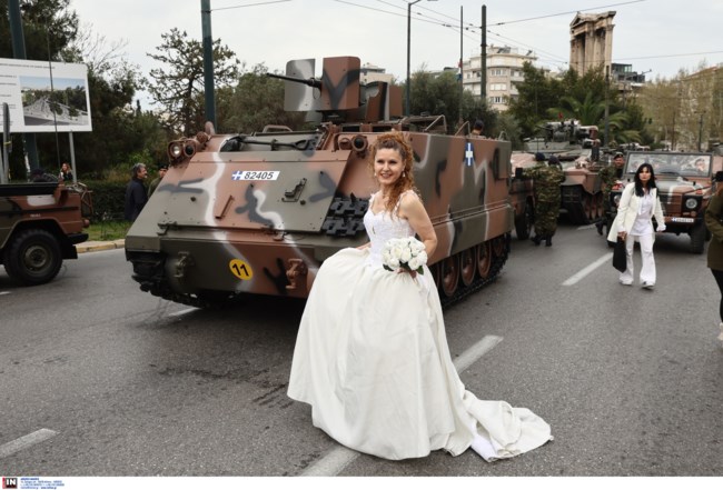 Απίστευτο κι όμως ελληνικό: Νύφη πόζαρε μπροστά από τα άρματα στη στρατιωτική παρέλαση [εικόνες]