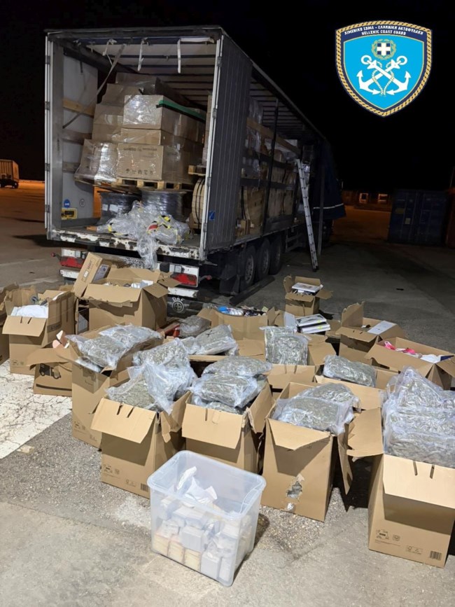 Πάτρα: Ναρκωτικά 900.000 ευρώ βρέθηκαν σε φορτηγό στο Ρίο - Η στιγμή που τα ανακαλύπτει ο σκύλος [βίντεο]