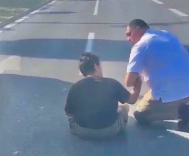 Ο Δημήτρης Παπανικολάου έσωσε παιδί με αυτισμό στη μέση του δρόμου - Είχε πάθει κρίση [εικόνες]