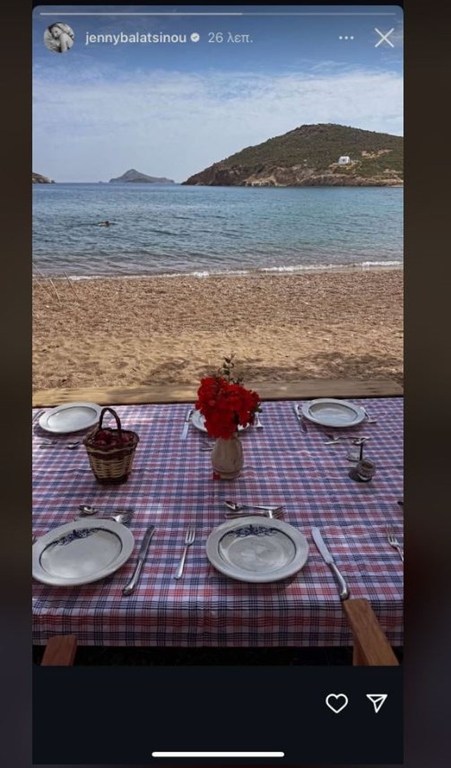 Γιορτινό τραπέζι πάνω στο κύμα για την Τζένη Μπαλατσινού και την οικογένειά της