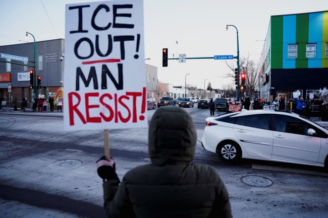 Μινεάπολη: Ο Τραμπ ανεβάζει ξανά τους τόνους εν μέσω λαϊκής οργής - Δύο αστυνομικοί σε διαθεσιμότητα