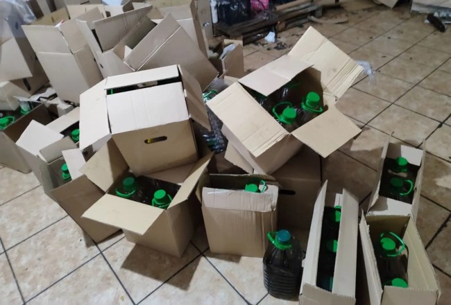 Συνελήφθη 48χρονος που νόθευε ηλιέλαιο - Έβαζε χημικές ουσίες που το έκαναν να μοιάζει με ελαιόλαδο
