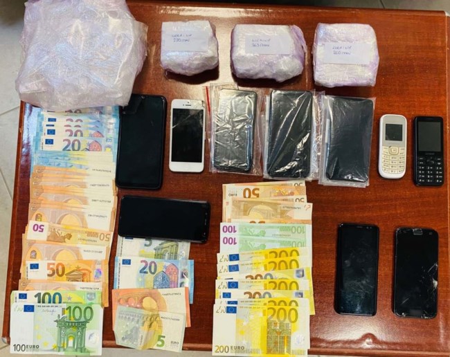 Μύκονος: Εξάρθρωσαν κύκλωμα κοκαΐνης - Την έκρυβαν στην "πλάτη" ηλεκτρικής κουζίνας [εικόνες]