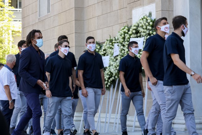 Κηδεία Σάββα Θεοδωρίδη: Σκεπασμένη με τη σημαία του Ολυμπιακού η σορός του [Εικόνες]