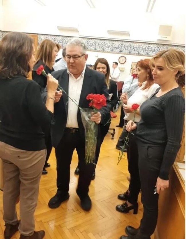 Κόκκινα γαρύφαλλα  και μία κάρτα του ΚΚΕ από τον Δ. Κουτσούμπα στις γυναίκες δημοσιογράφους, με αφορμή την 8η Μάρτη