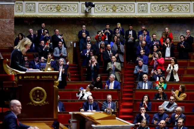 Πολιτική κρίση στη Γαλλία: Έπεσε η κυβέρνηση Μπαρνιέ - Υπερψηφίστηκε η πρόταση μομφής από Αριστερά και Λεπέν