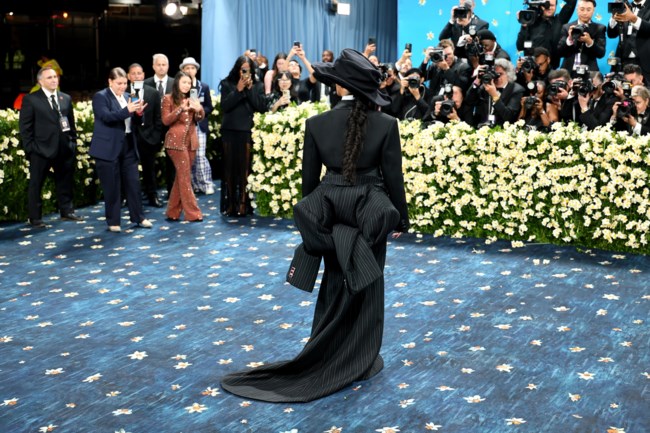 Η Ριάνα αποκάλυψε στο Met Gala την τρίτη εγκυμοσύνη της - Οι φωτό με φουσκωμένη κοιλιά
