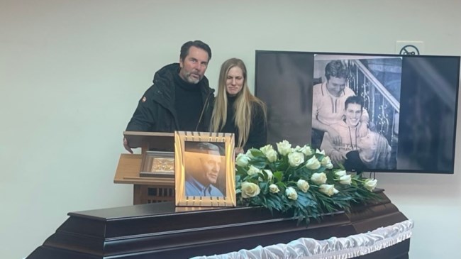 Αλμπέρτο Εσκενάζυ: Συγκίνηση στο τελευταίο αντίο – Τον αποχαιρέτησαν με το τραγούδι "Του Αιγαίου τα μπλουζ"