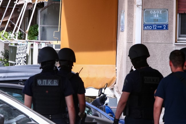 Νέος Κόσμος: Αντρας ταμπουρώθηκε στο σπίτι του - Μαρτυρία ότι κρατάει όπλο [εικόνες]
